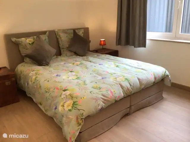 Acogedora casa de campo Knokke en Bélgica, Costa Belga, Knokke - apartamento Dormitorio con cómodos somieres de 160 x 200 cubiertos con lujosa ropa de cama de Yves Delorme.