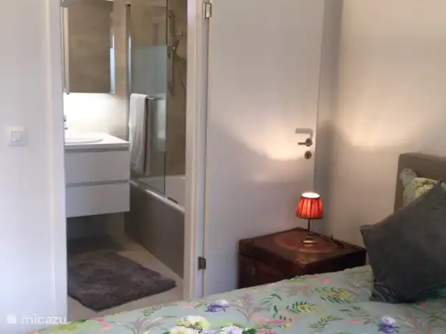 Acogedora casa de campo Knokke en Bélgica, Costa Belga, Knokke - apartamento Cuarto de baño con lavabo iluminado y barra de troncos con cabezal de ducha y tiradores.