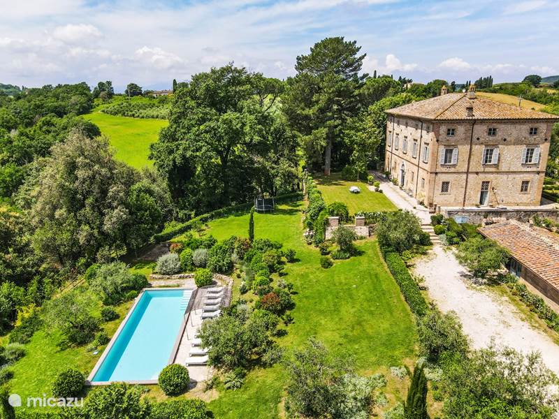 Vakantiehuis Italië, Umbrië, Montecampano Villa Herenhuis met privé zwembad