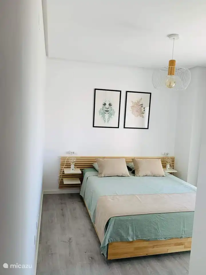 Room 1: Queen size bed (160cm)