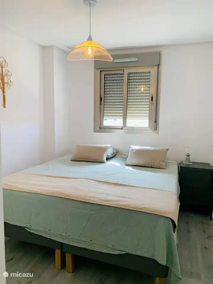 Room 2: 2x single bed 90cm