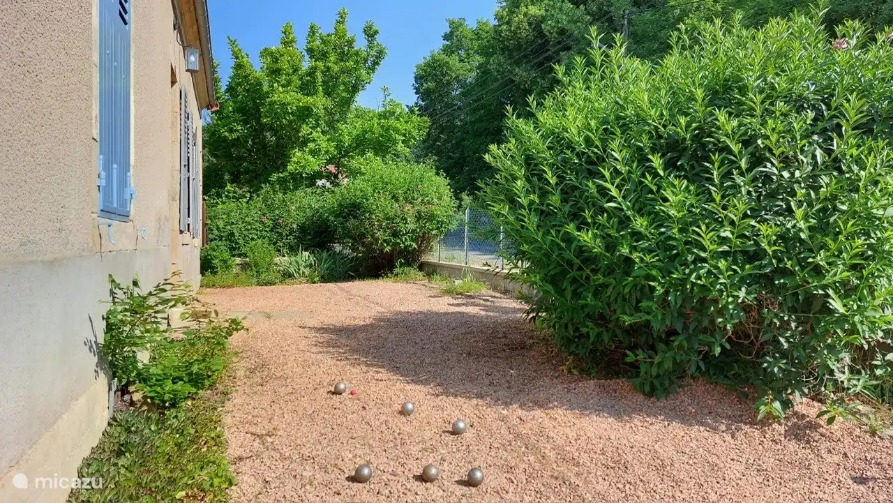 Boule (Petanque) im Vorgarten