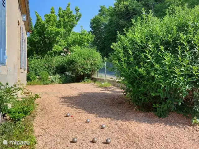 Location de Vacances France, Nièvre, Verneuil, gîte / cottage - Tonnerre de Brest Boules (Pétanque) dans le jardin avant
