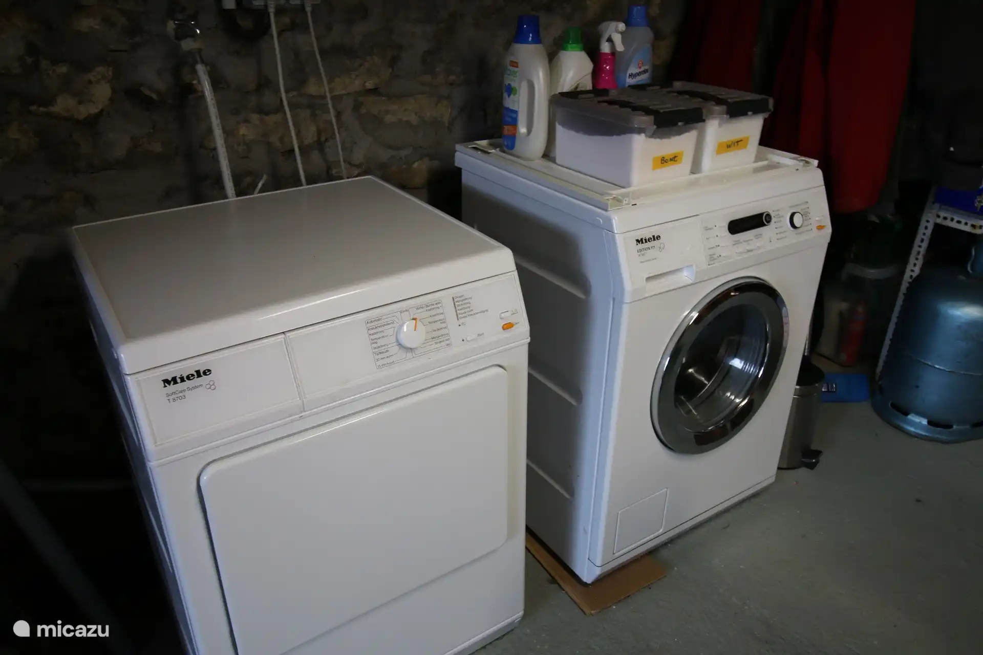 Waschmaschine und Trockner im Keller