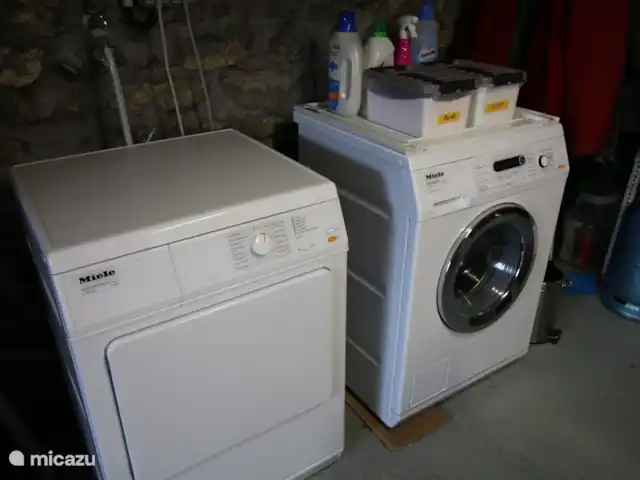 Location de Vacances France, Nièvre, Verneuil, gîte / cottage - Tonnerre de Brest machine à laver et sèche-linge au sous-sol