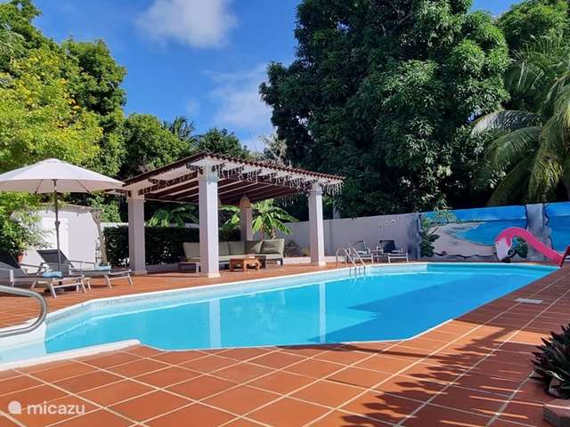 Casa vacacional Curaçao, Curazao Centro, Toni Kunchi - apartamento Kasita Baibini Azul con 2 camas individuales junto a la piscina
