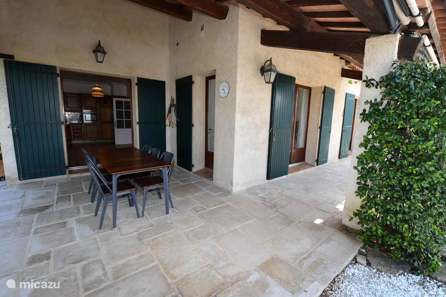 Schaduwrijke veranda