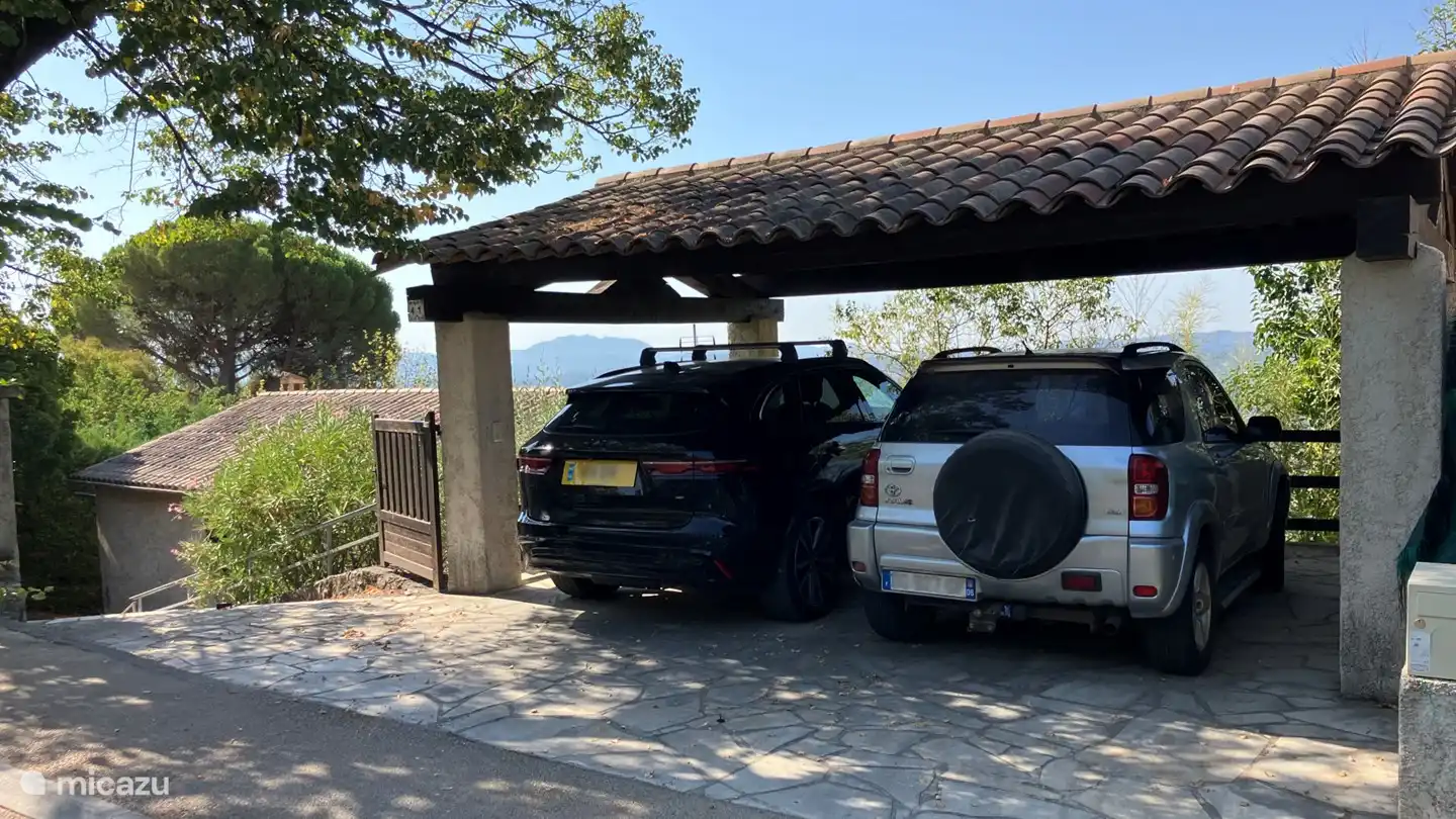 Carport - Twee grote auto's