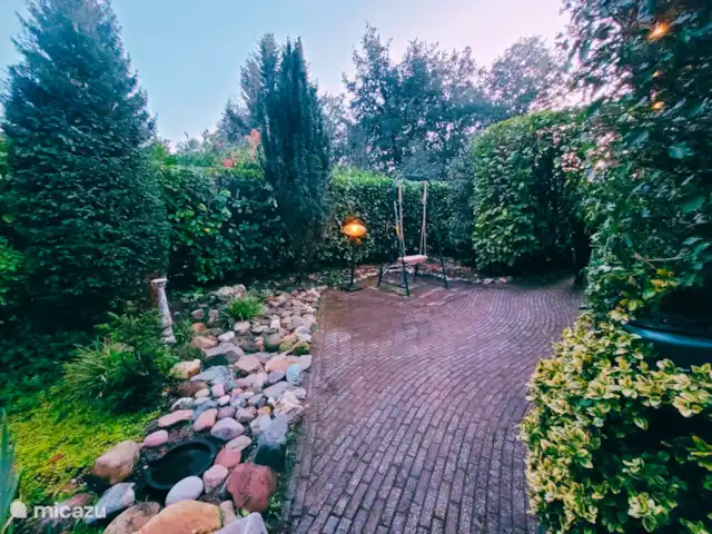 Chalet 'De Jungle' en IJsselheide en Países Bajos, Güeldres, Hattemerbroek - chalet entrada + columpio