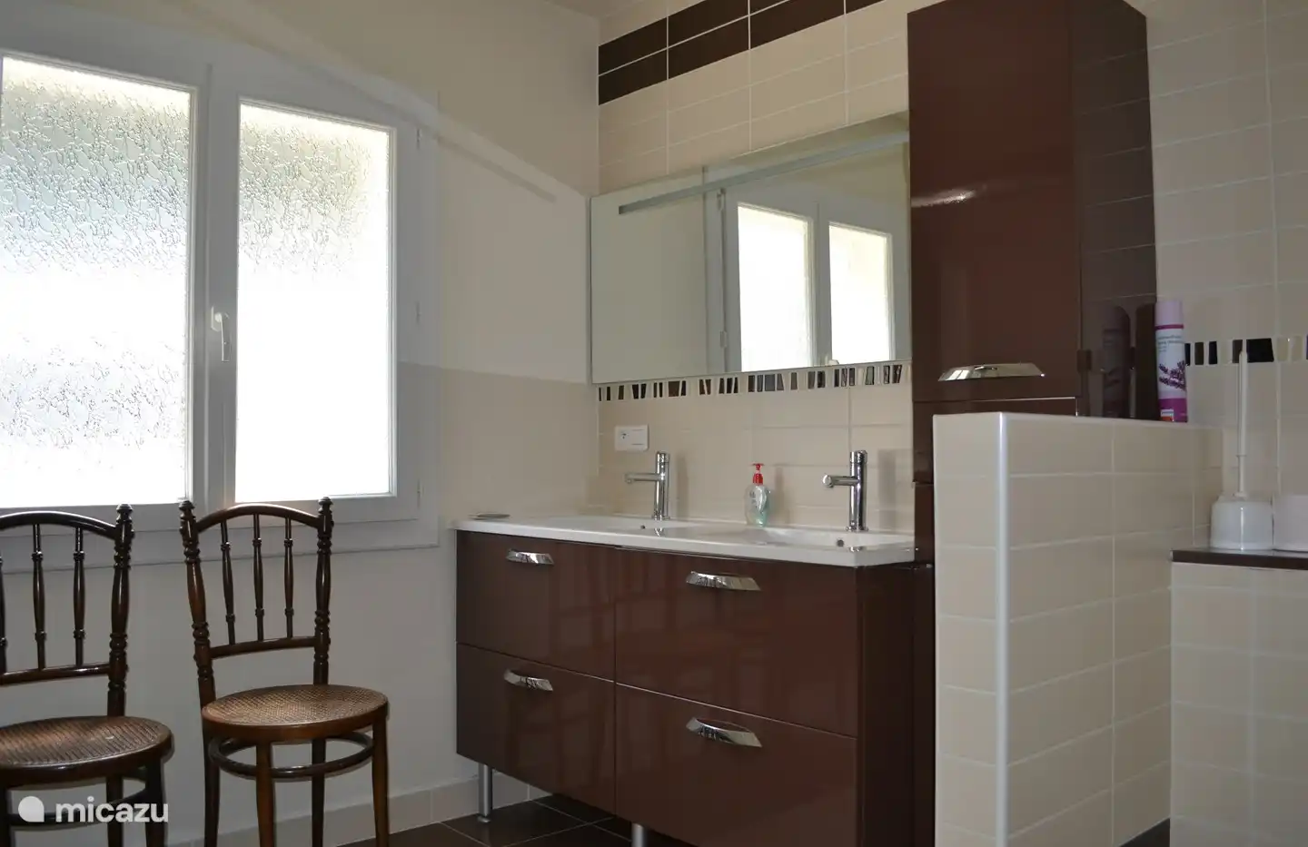 Salle de bain avec double vasque, toilettes et douche à effet pluie