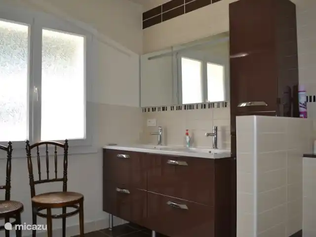 Maison de vacances Mandevilla | France, Hérault, Cantagrils-Argelliers - maison de vacances Salle de bain avec double vasque, toilettes et douche à effet pluie