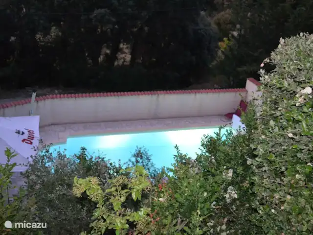 Maison de vacances Mandevilla | France, Hérault, Cantagrils-Argelliers - maison de vacances Vue de la piscine éclairée à la tombée de la nuit