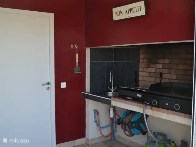 Maison de vacances Mandevilla | France, Hérault, Cantagrils-Argelliers - maison de vacances Cuisine extérieure avec barbecue, plancha à gaz et réfrigérateur d'appoint, tout pour un agréable repas en terrasse