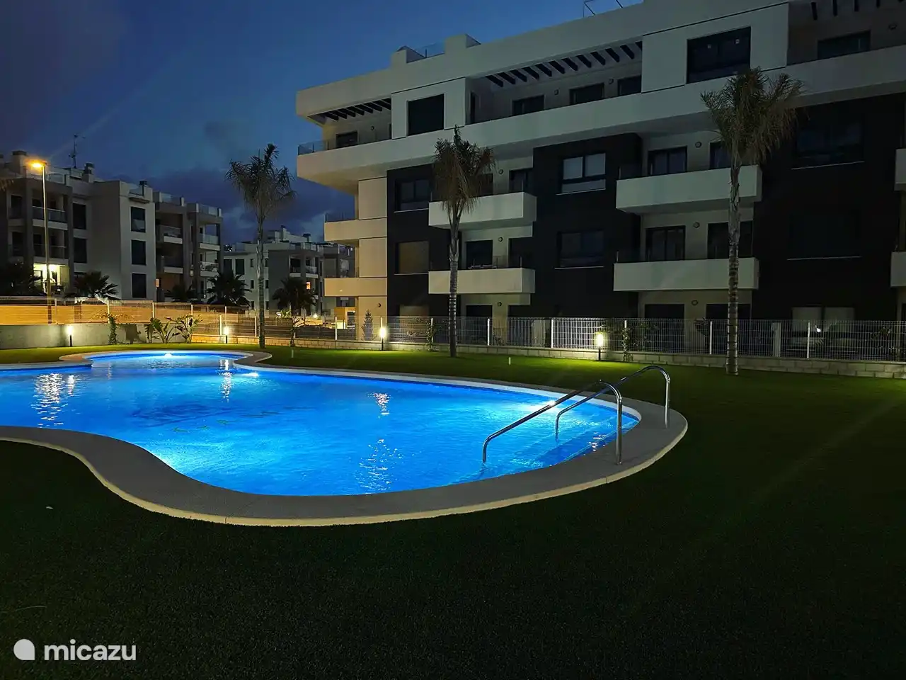 Piscina con vistas nocturnas 