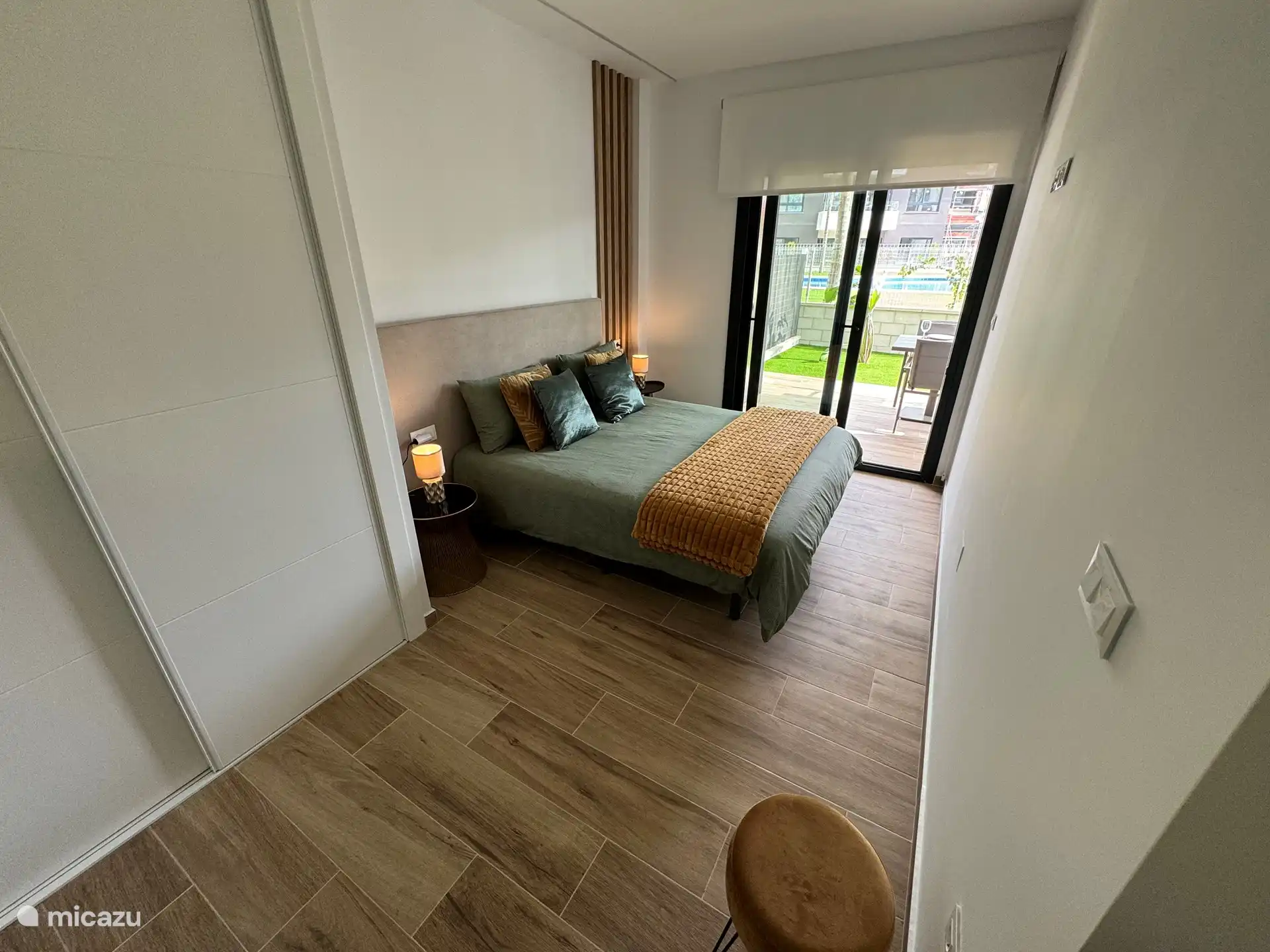 Dormitorio con cama doble