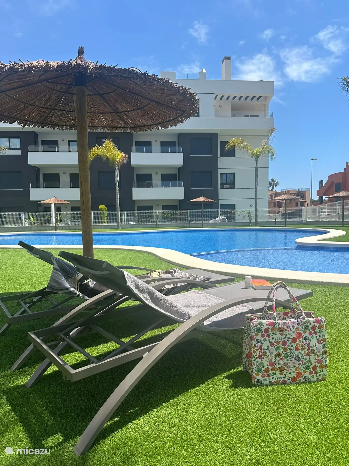 Vista a la piscina lateral