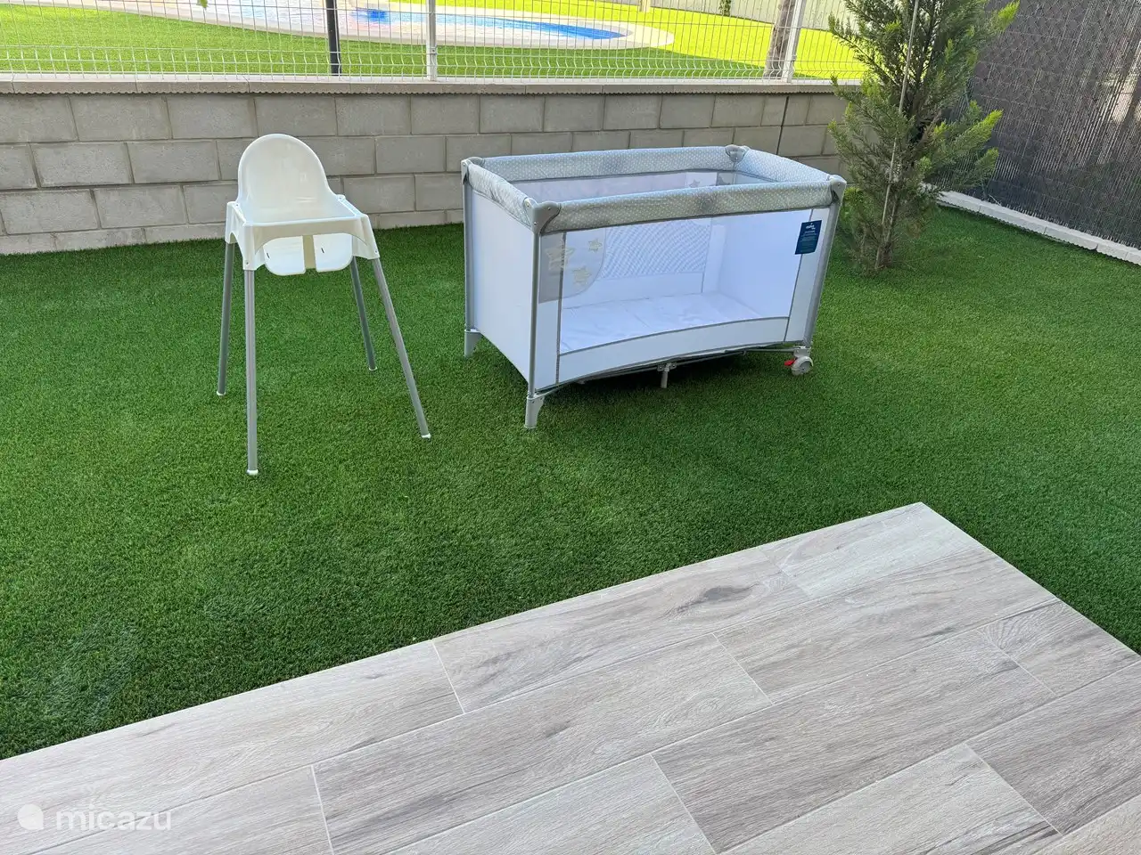 La silla de bebé y la cama de campamento se pueden alquilar a un costo adicional 