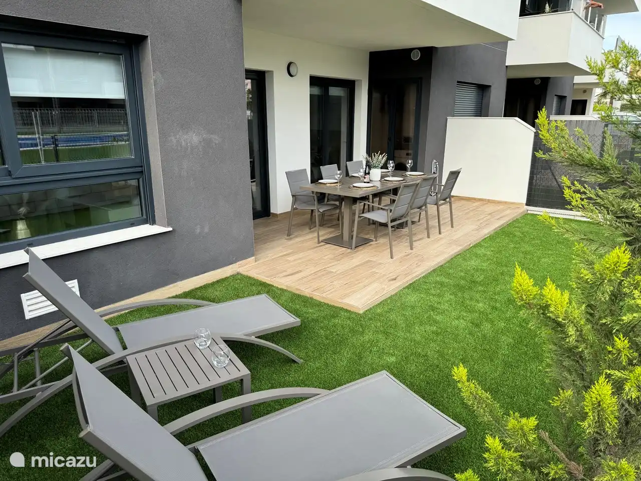 Jardín con vistas a la piscina 