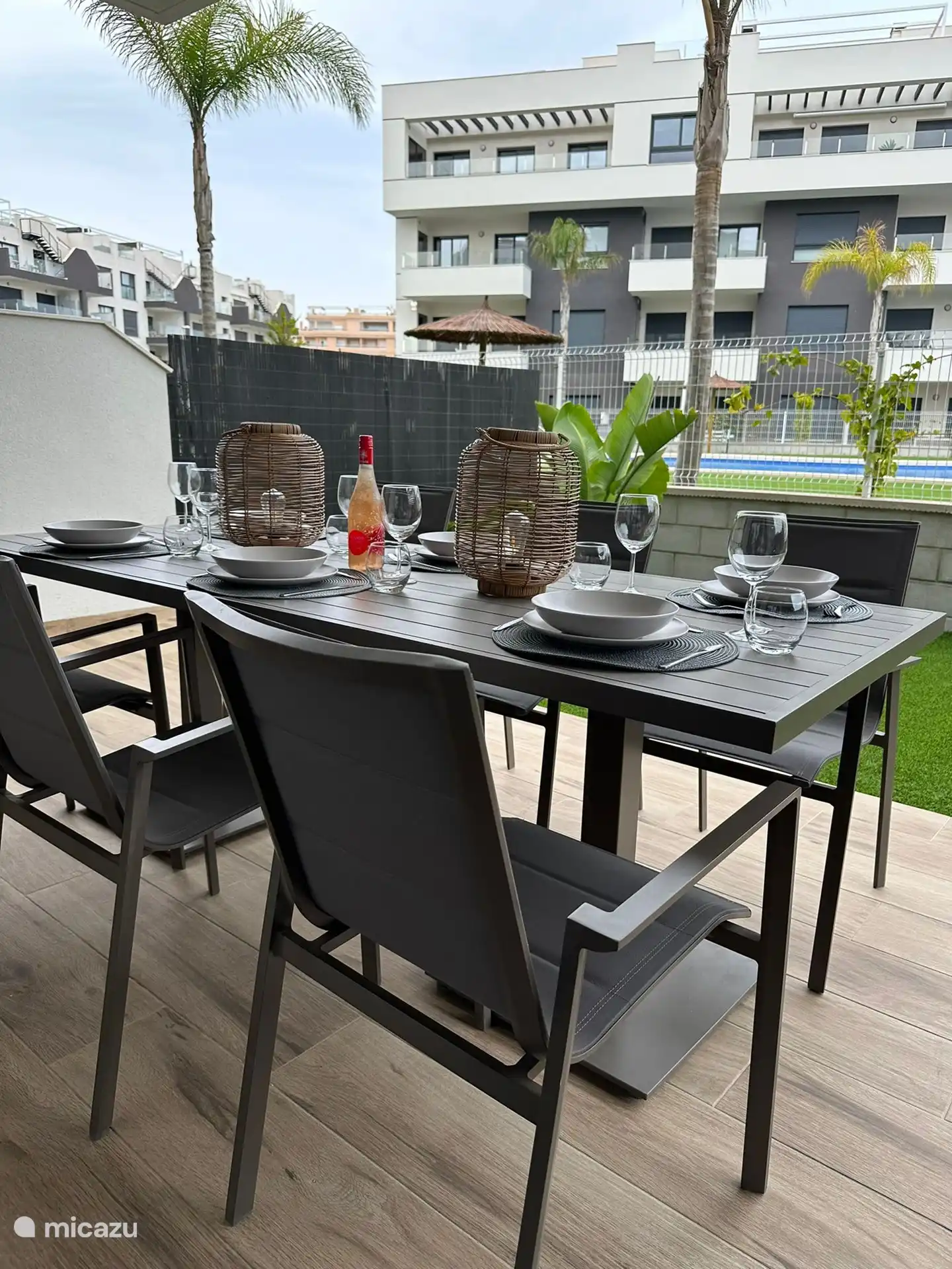 Muebles de jardín y vista a la piscina