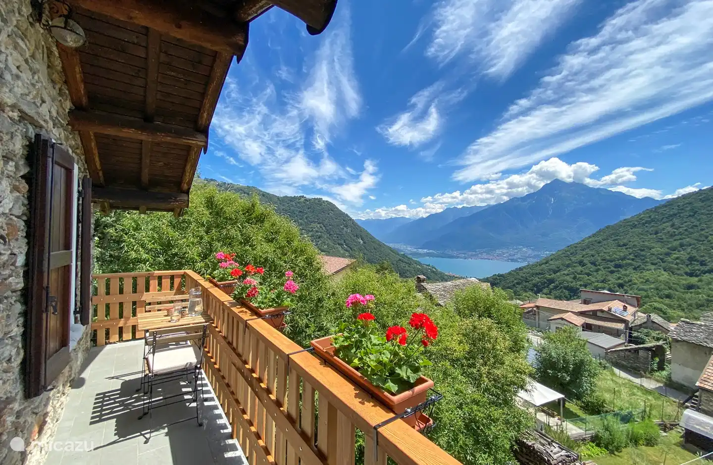 Balkon mit Blick auf den Comer See, das Bergdorf Livo und die umliegenden Berge