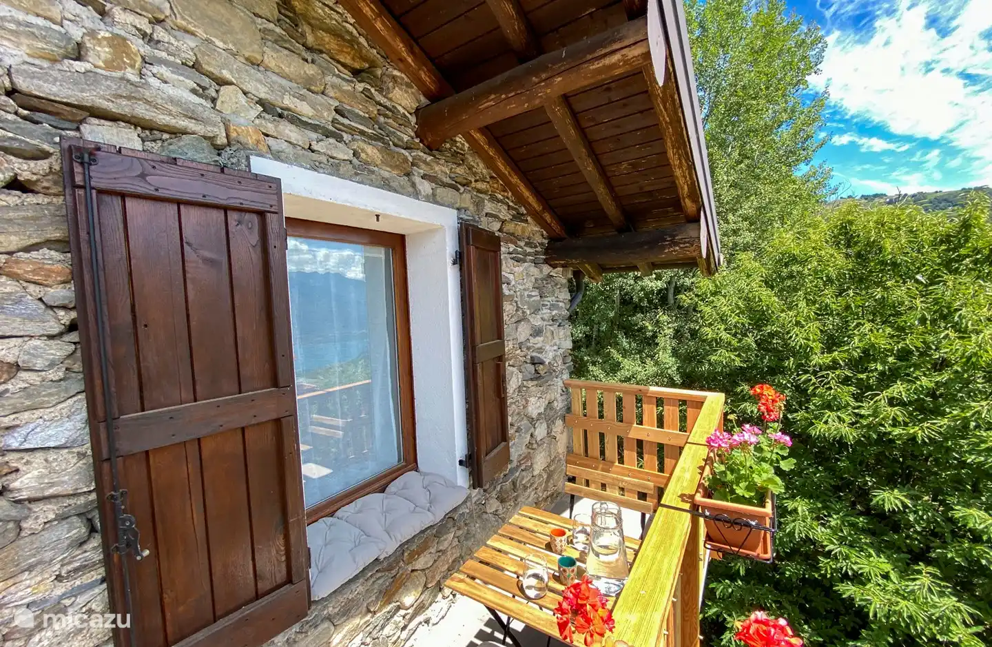 Balkon mit Blick auf den Comer See, das Bergdorf Livo und die umliegenden Berge