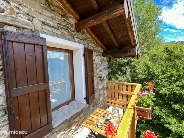 Appartement Casa Alba | Italie, Lac de Côme, Livo - appartement Balcon avec vue sur le lac de Côme, le village de montagne de Livo et les montagnes environnantes