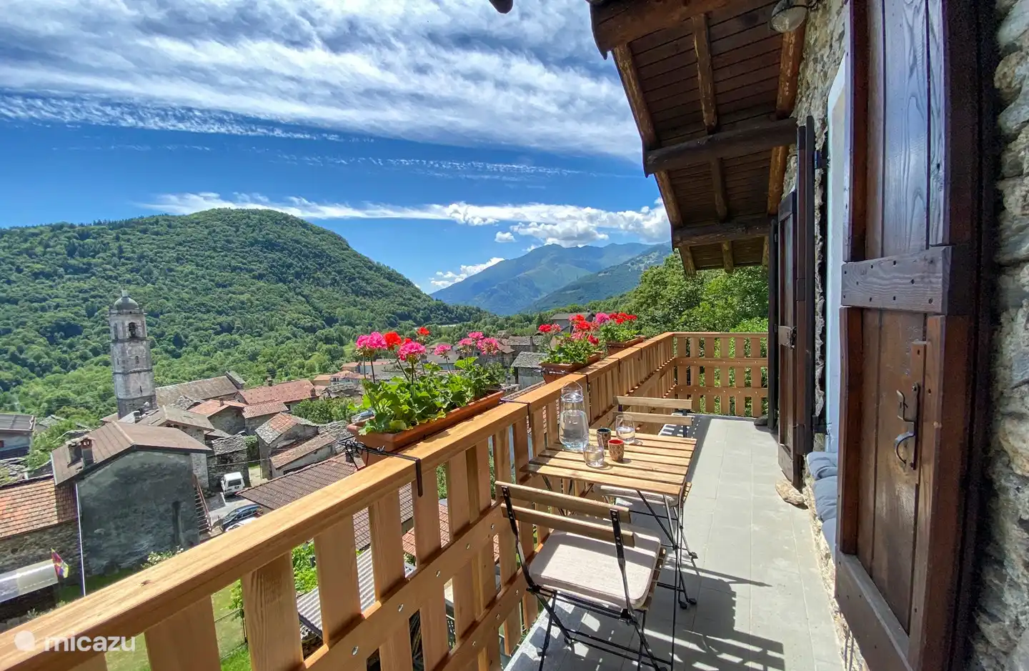 Balkon mit Blick auf den Comer See, das Bergdorf Livo und die umliegenden Berge