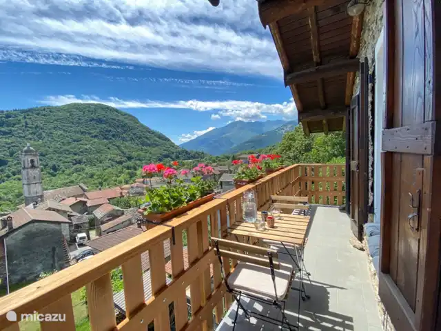 Appartement Casa Alba | Italie, Lac de Côme, Livo - appartement Balcon avec vue sur le lac de Côme, le village de montagne de Livo et les montagnes environnantes