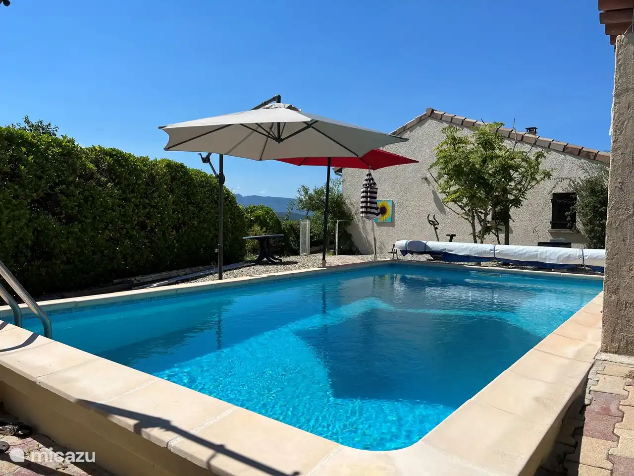 The swimming pool is heated from May to October.