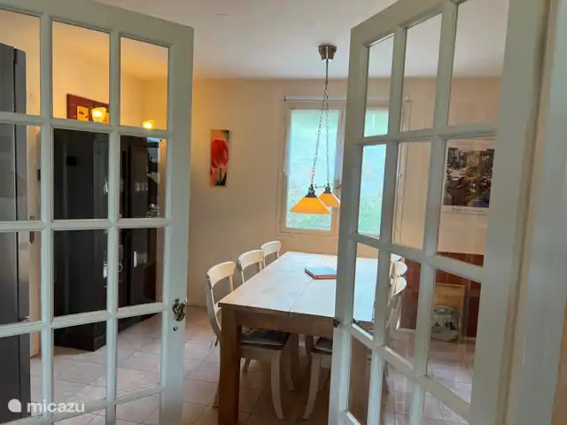 Piscine chauffée 'Le Veyou' et climatisation | France, Drôme, Beaufort-sur-Gervanne - maison de vacances Des portes vitrées séparent le salon de la cuisine/salle à manger spacieuse