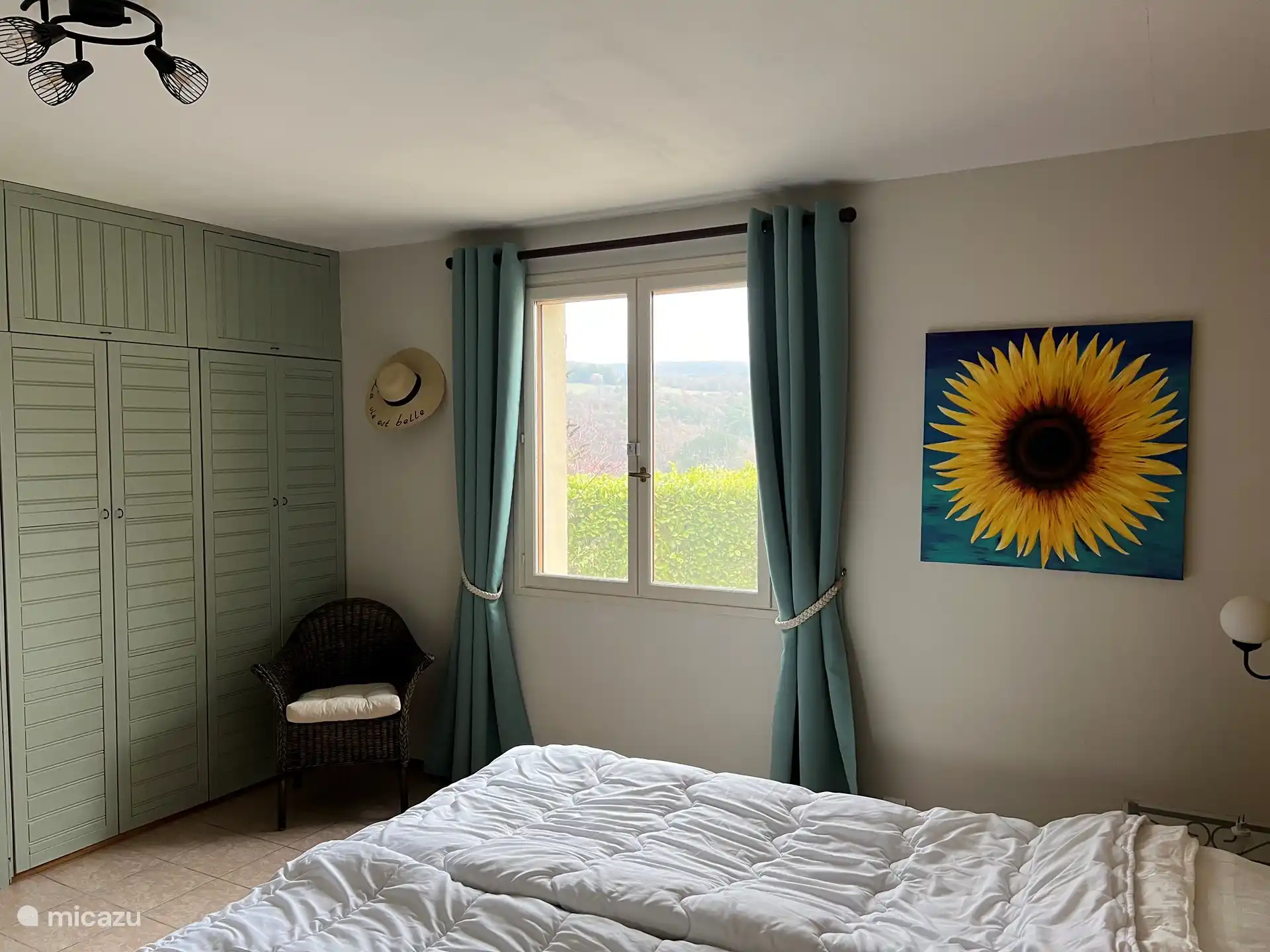 Salaaproom 1 has a private bathroom with shower and toilet