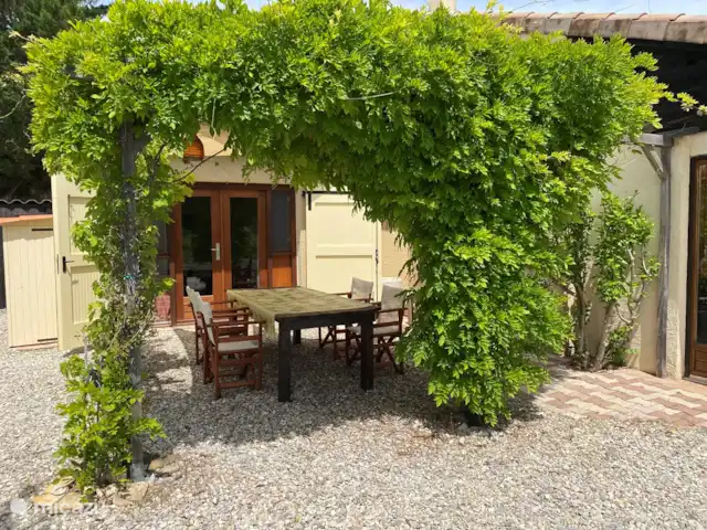 Piscine chauffée 'Le Veyou' et climatisation | France, Drôme, Beaufort-sur-Gervanne - maison de vacances Accès à la chambre 2 sous la pergola avec table à manger spacieuse. (Cette chambre est également accessible de l'intérieur via la buanderie).