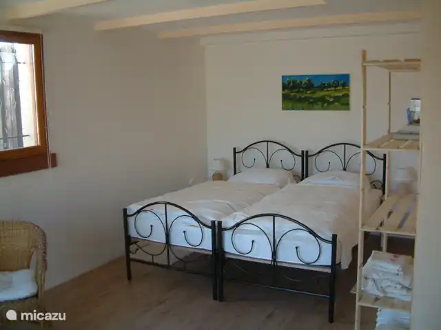 Piscine chauffée 'Le Veyou' et climatisation | France, Drôme, Beaufort-sur-Gervanne - maison de vacances Chambre 2 avec 2 lits simples sur sommiers à lattes.