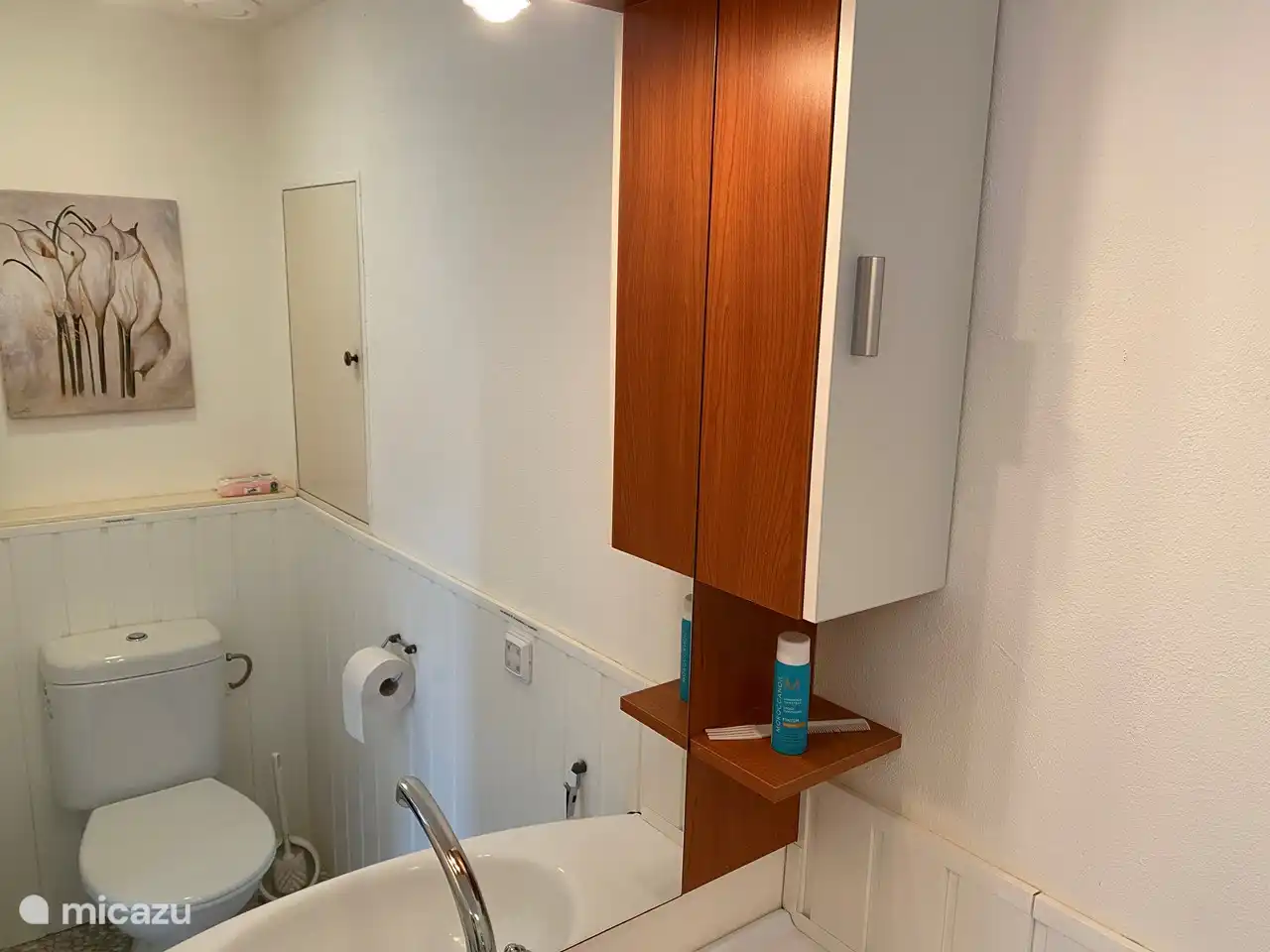 The toilet room of bedroom 2.