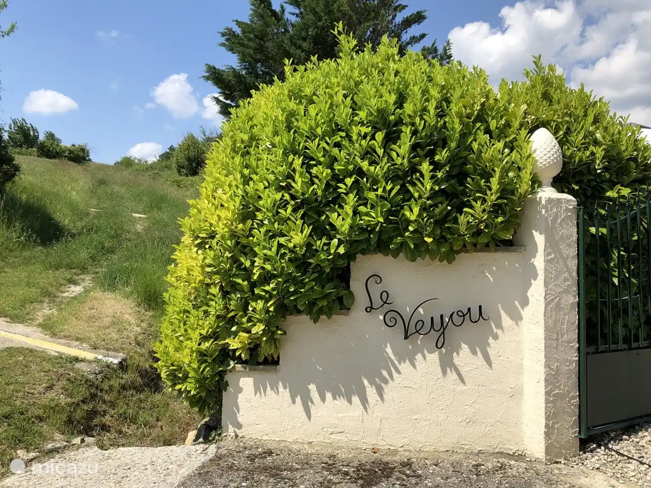 At the entrance gate, a hiking trail leads up to the Chaud plateau, where you have fantastic views of the surrounding landscape.
