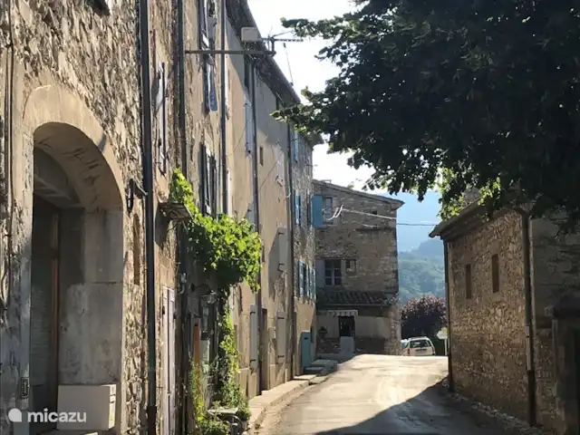 Piscine chauffée 'Le Veyou' et climatisation | France, Drôme, Beaufort-sur-Gervanne - maison de vacances En route vers la boulangerie à travers des rues romantiques.