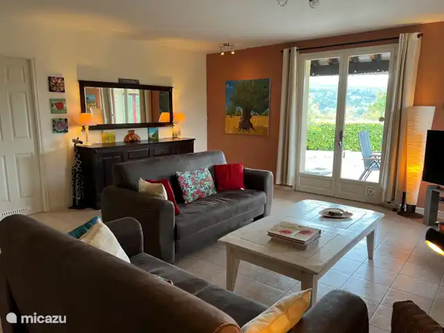 Piscine chauffée 'Le Veyou' et climatisation | France, Drôme, Beaufort-sur-Gervanne - maison de vacances Vous entrez dans le salon spacieux et cosy par les portes de la terrasse