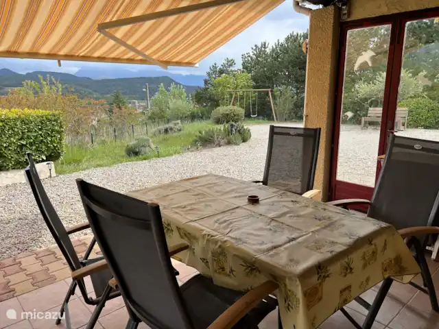 Piscine chauffée 'Le Veyou' et climatisation | France, Drôme, Beaufort-sur-Gervanne - maison de vacances Devant la maison se trouve un spacieux espace couvert avec un auvent électrique et une petite cuisine extérieure et un barbecue à gaz CADAC City.