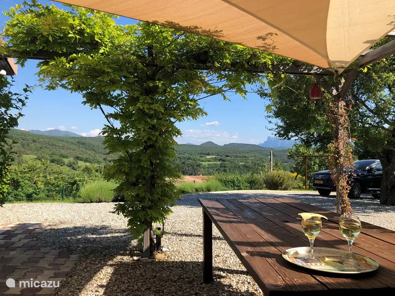 There are several seating areas, such as here under the pergola in the shade.