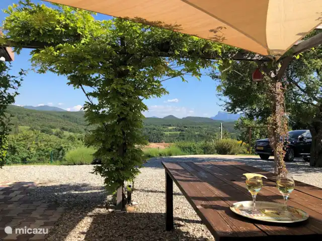Piscine chauffée 'Le Veyou' et climatisation | France, Drôme, Beaufort-sur-Gervanne - maison de vacances Il y a plusieurs coins salons, comme ici sous la pergola à l'ombre.