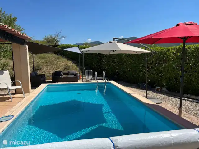 Piscine chauffée 'Le Veyou' et climatisation | France, Drôme, Beaufort-sur-Gervanne - maison de vacances Il y a beaucoup d'espace à la piscine pour se détendre. Il y a aussi des toilettes séparées et une douche extérieure grillagée avec eau froide et chaude.