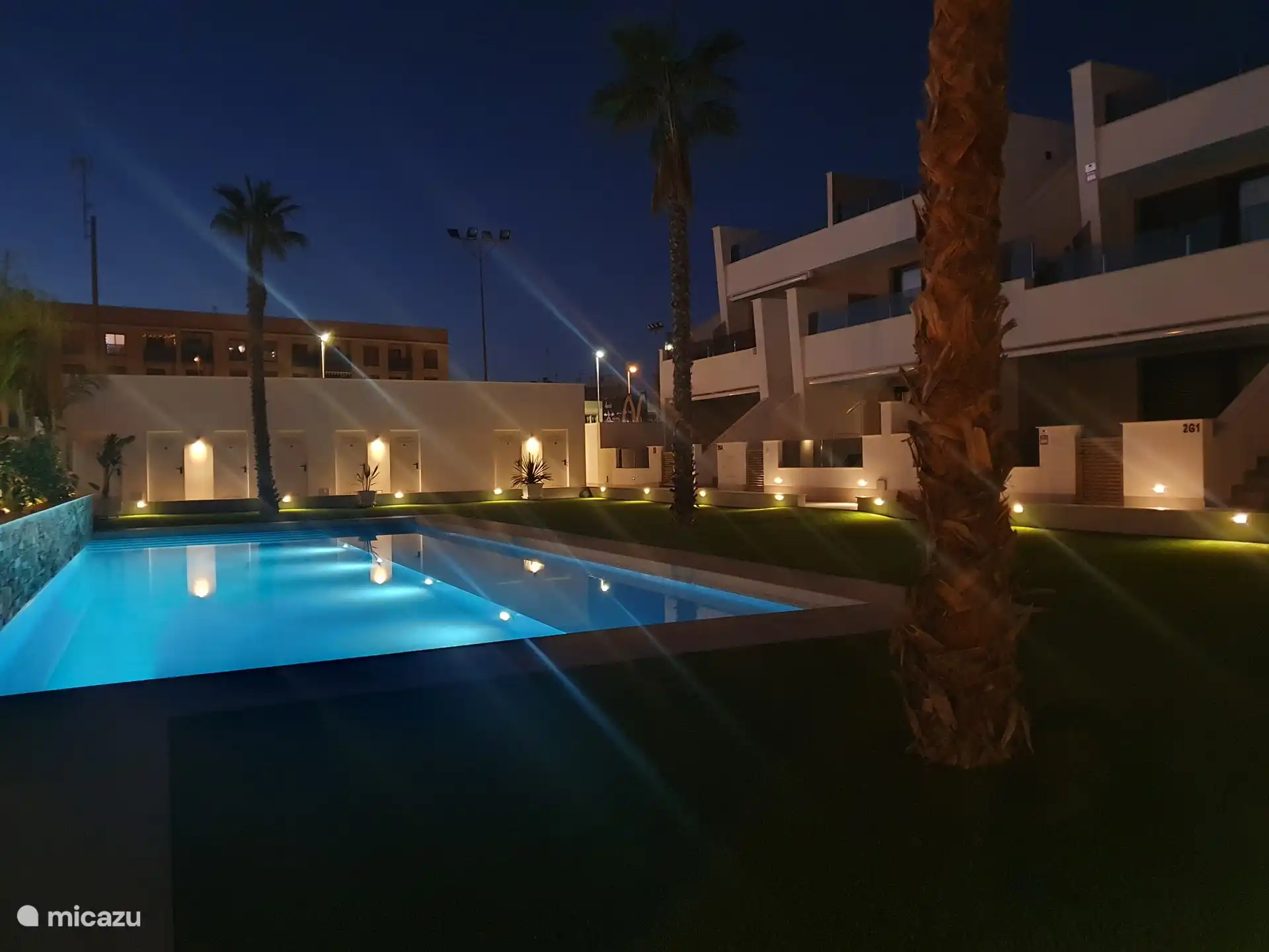 La piscine le soir avec les lumières allumées