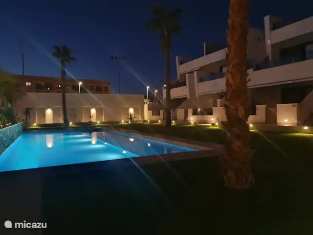 Casa Zinzi en España, Murcia, San Pedro del Pinatar - penthouse La piscina por la noche con las luces encendidas.