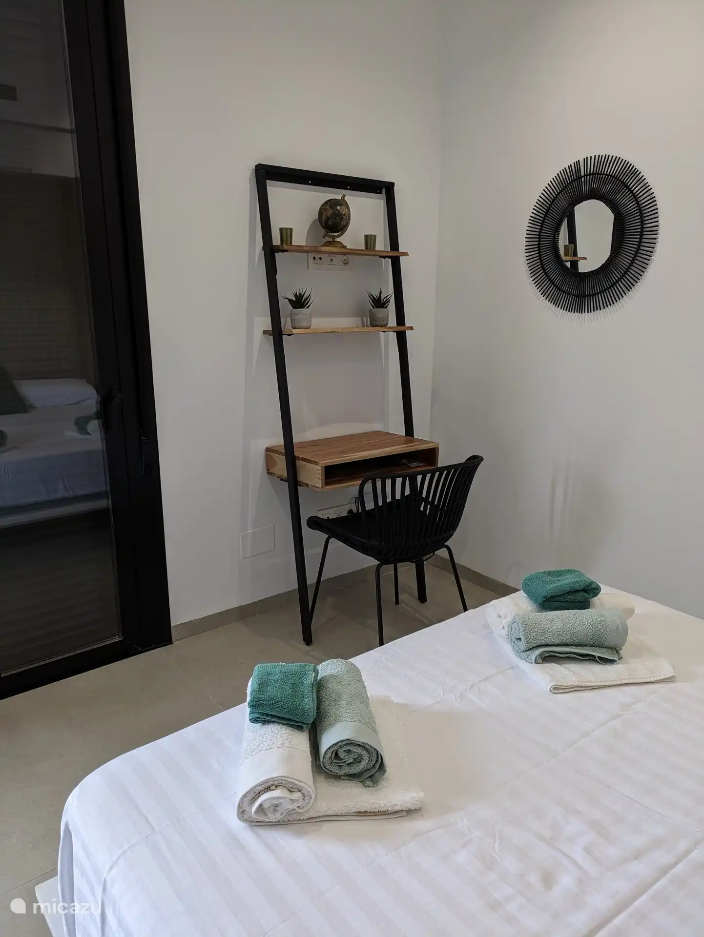 Bureau dans la chambre 3