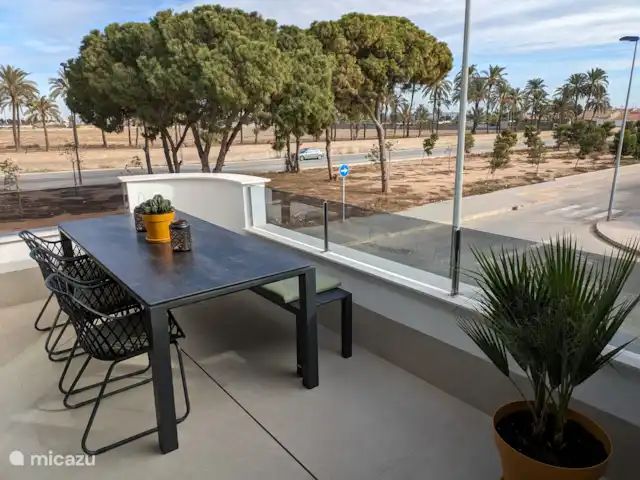 Casa Zinzi en España, Murcia, San Pedro del Pinatar - penthouse Balcón con vista ubicado frente al salón.