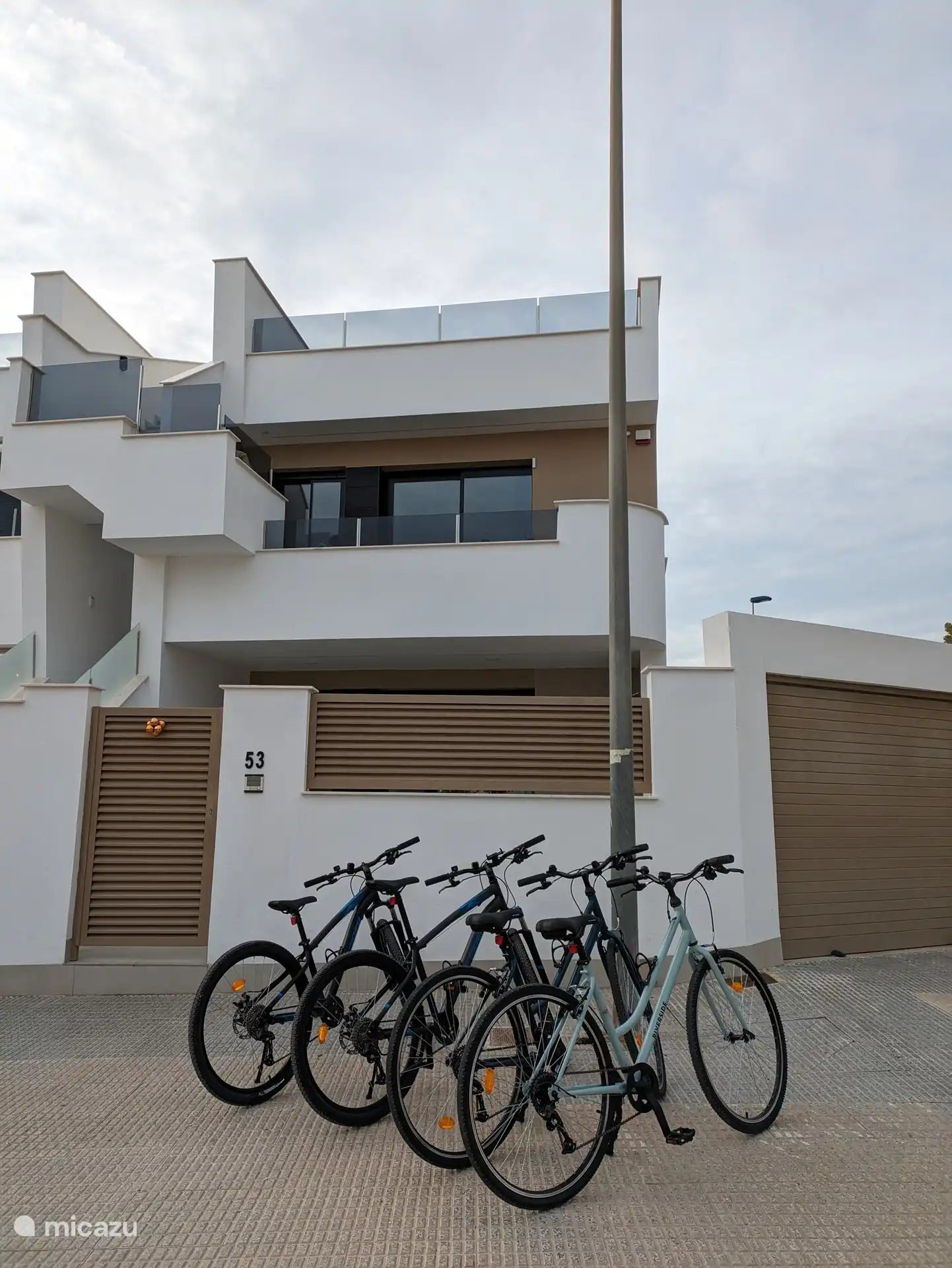 Extérieur de la maison avec vélos à disposition