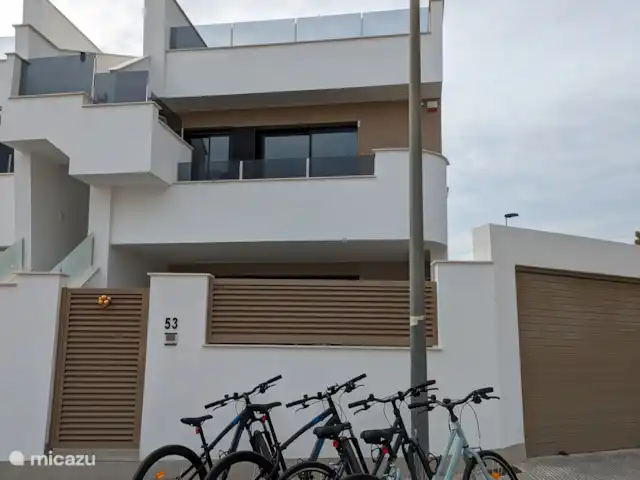 Casa Zinzi en España, Murcia, San Pedro del Pinatar - penthouse Exterior de la casa con bicicletas disponibles.