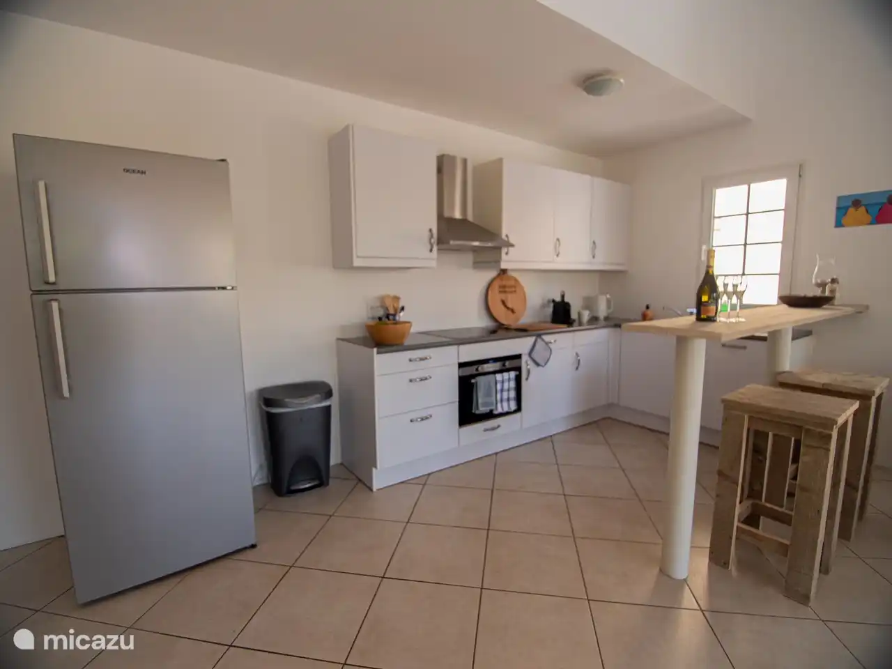 De complete keuken is van alle gemakken voorzien. 