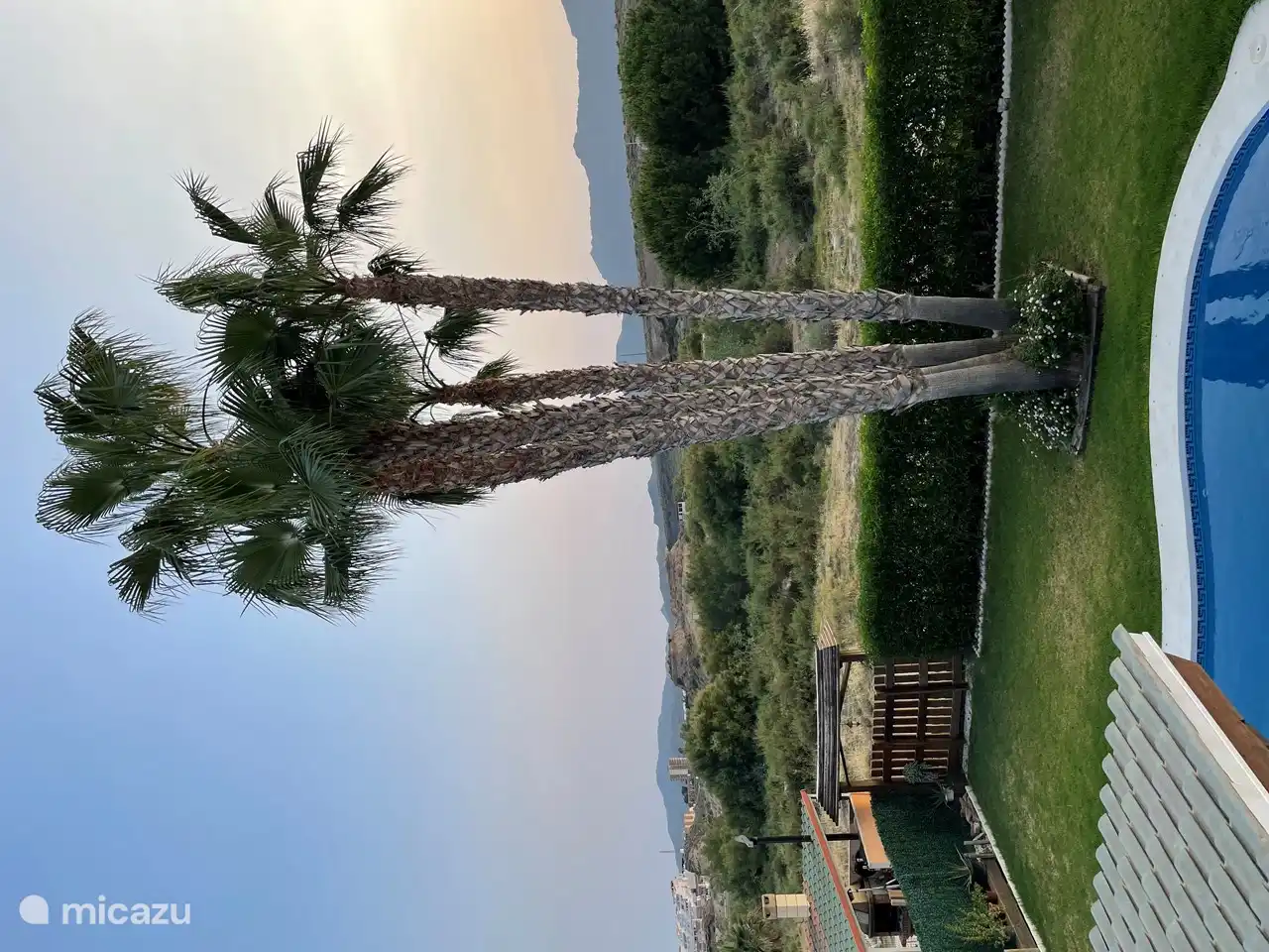 Wenn Sie durch das Tor gehen und sich links halten, sind Sie innerhalb von 10 Minuten am Strand (zu Fuß)