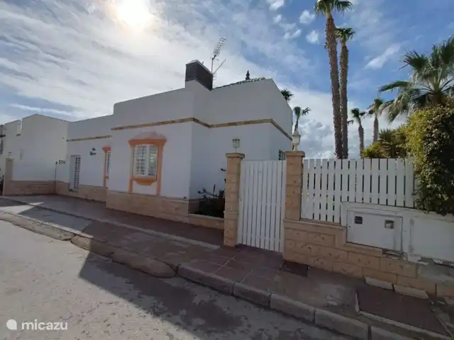 bungaló en España, Andalucía, San Juan de los Terreros – Villa Plyphona Frente y entrada con estacionamiento privado